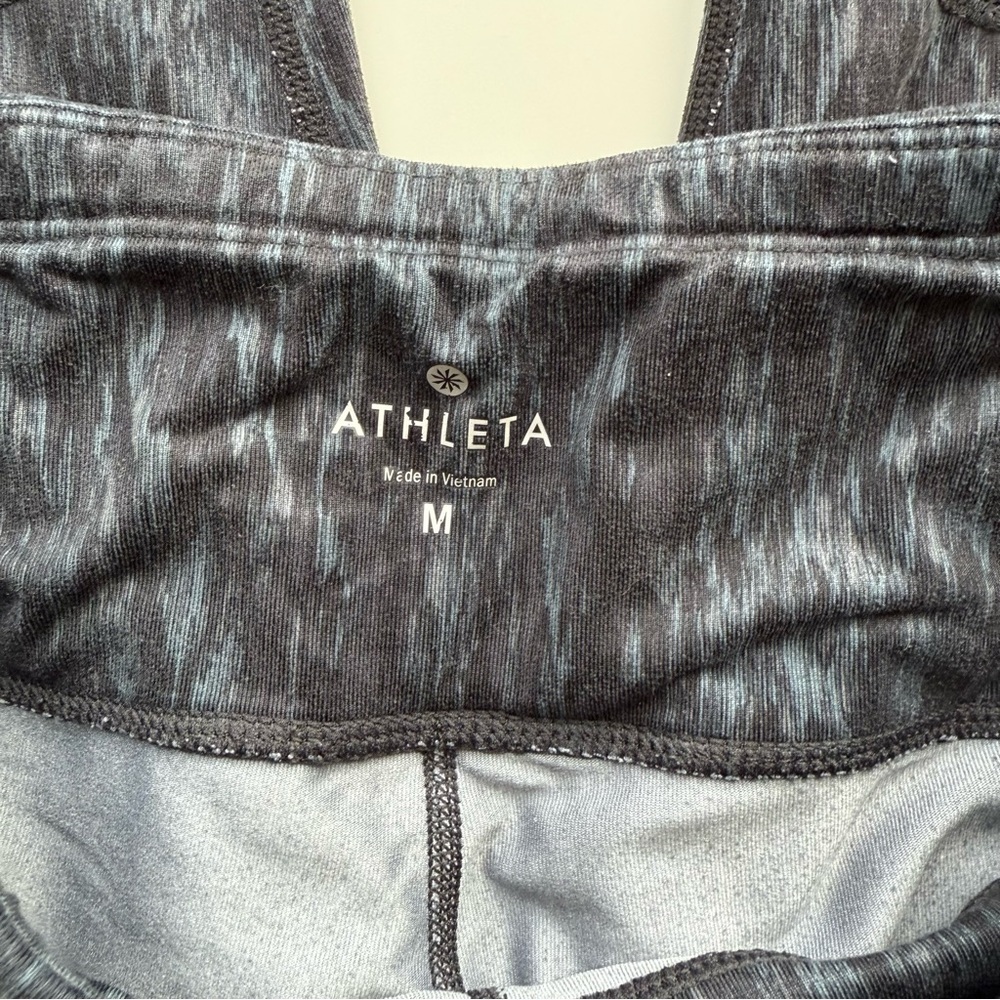 Athleta Reptile Relay Capri Leggings Size Medium - Picture 3 of 9
